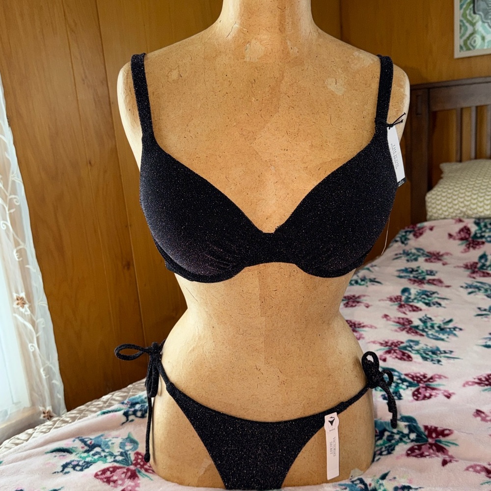 VictoriaSecret Swim 
The Icon push- up 
Top
Brazilian
Bottom Black shiny - Picture 3 of 9